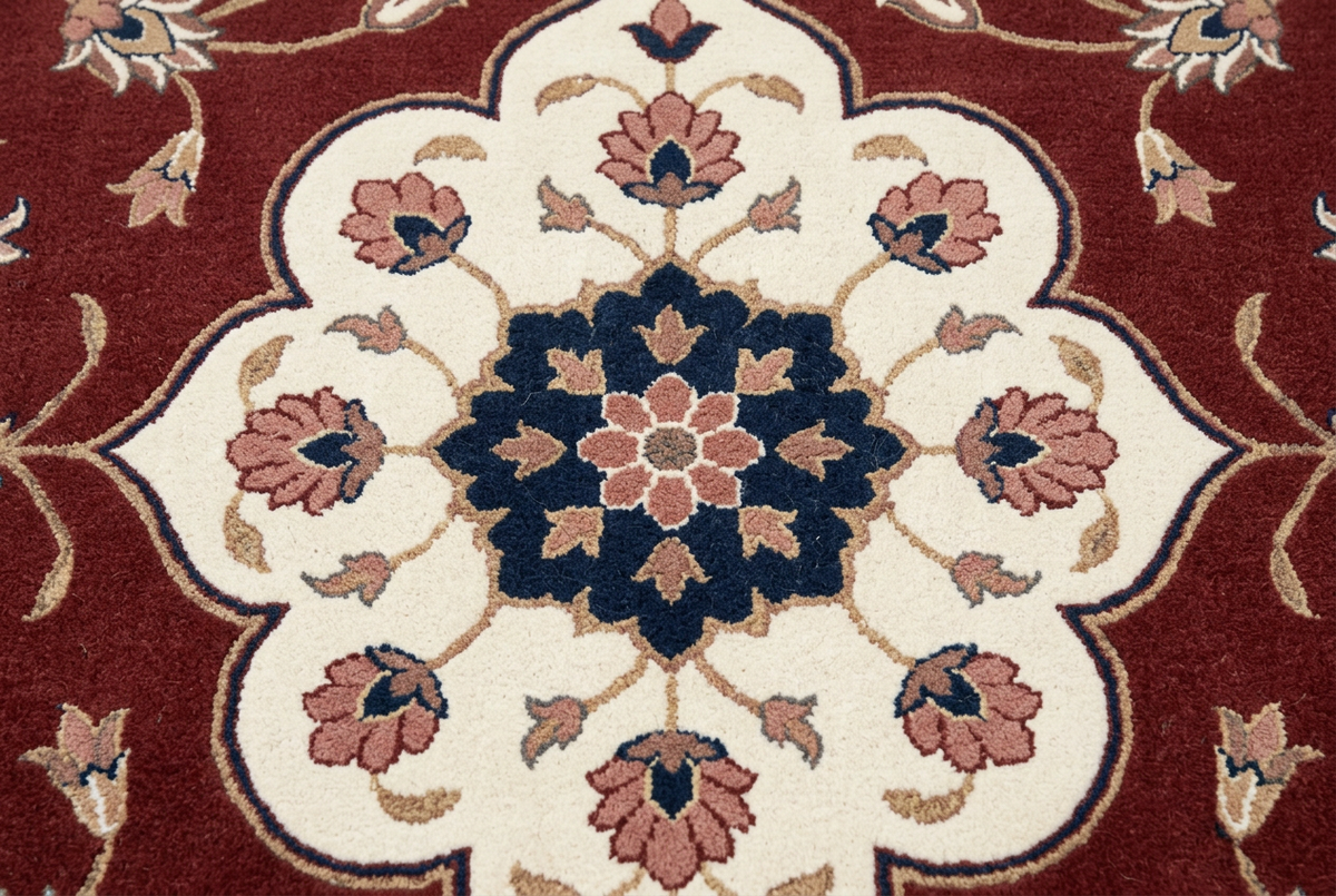 Heritage Ruby wool close-up